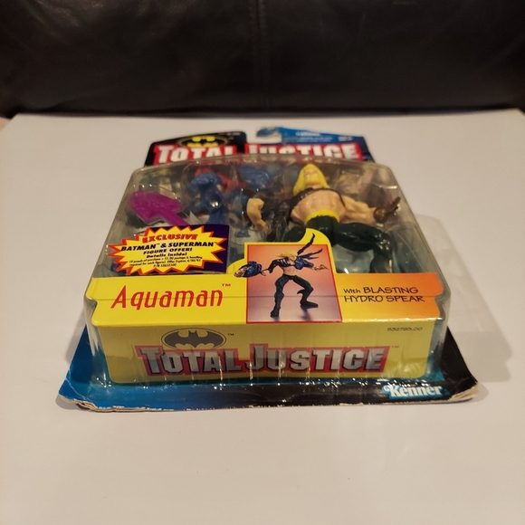 VINTAGE AQUAMAN BUNDLE 1996 AQUAMAN ACTION FIGURE NIB & AQUAMAN COMICS # 1 & 2 - Picture 11 of 15